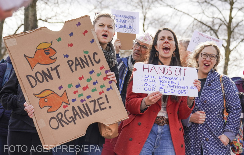 Participanții au purtat pancarte la un protest din fața ambasadei SUA din Berlin, pe 5 aprilie 2025.