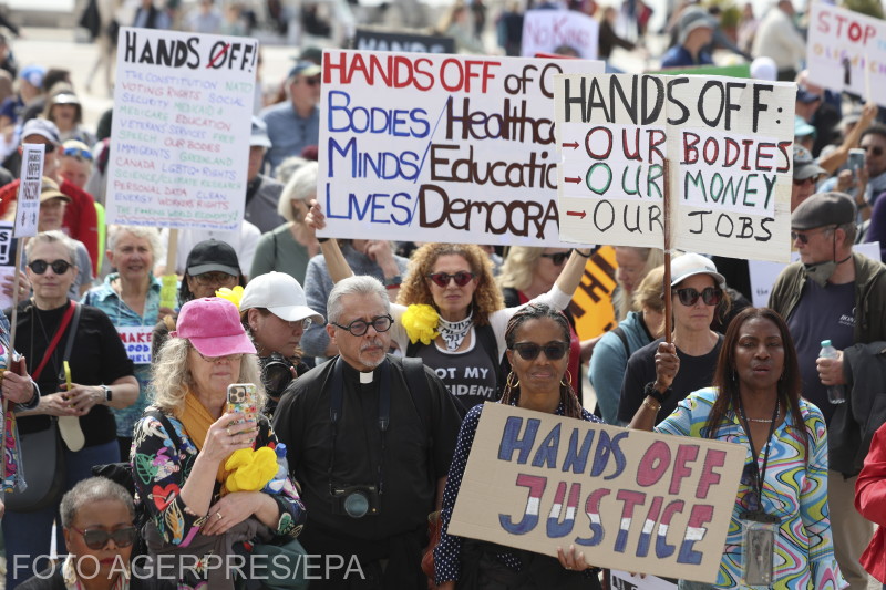Activiști americani din Portugalia au protestat pe 5 aprilie 2025, la Lisabona, împotriva planurilor politice ale președintelui Trump și ale lui Elon Musk, precum și împotriva „distrugerii instituțiilor democratice” din SUA.