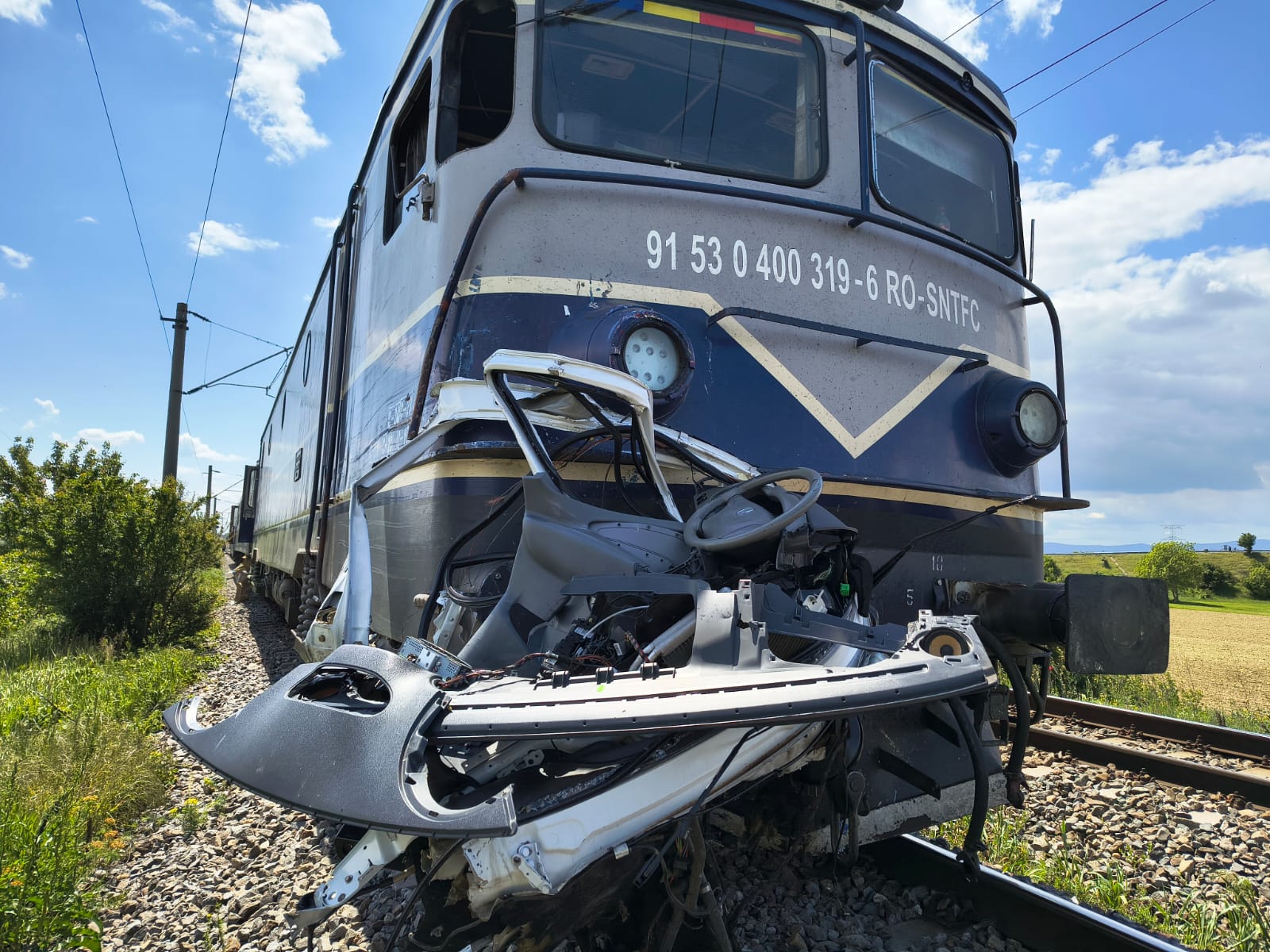 Autoutilitară acroșată de un tren, 13 mai 2025.