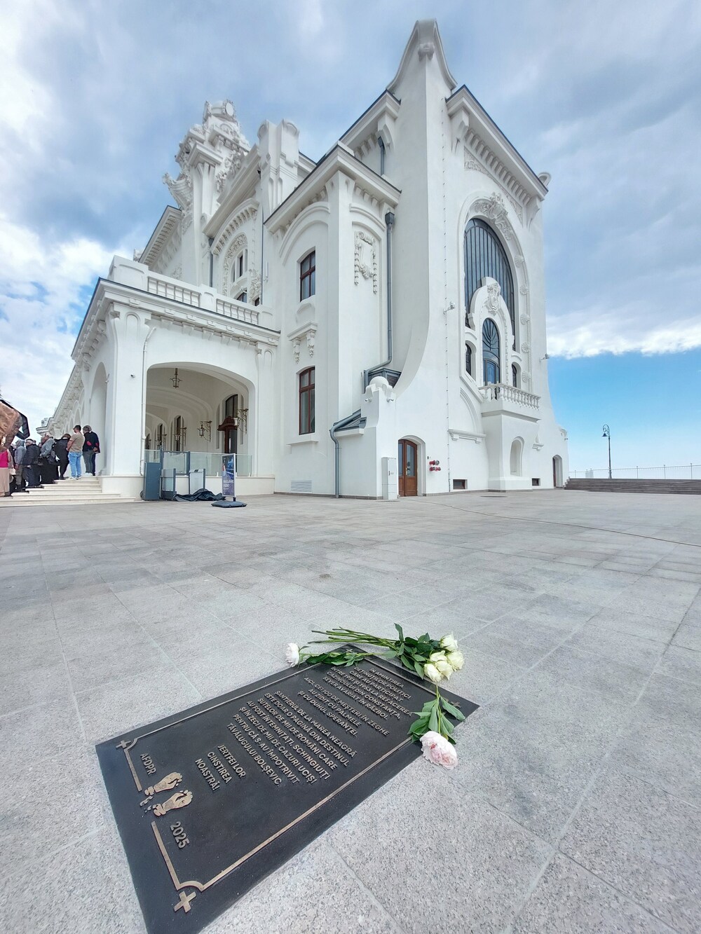 Pe faleza Cazinoului a fost dezvelită o placă memorială dedicată deținuților politici din anii '50 care au lucrat la refacerea clădirii după război (Mărturiile prezenței lor au fost descoperite la restaurarea Cazinoului și vor fi expuse la inagurarea din 21 mai)