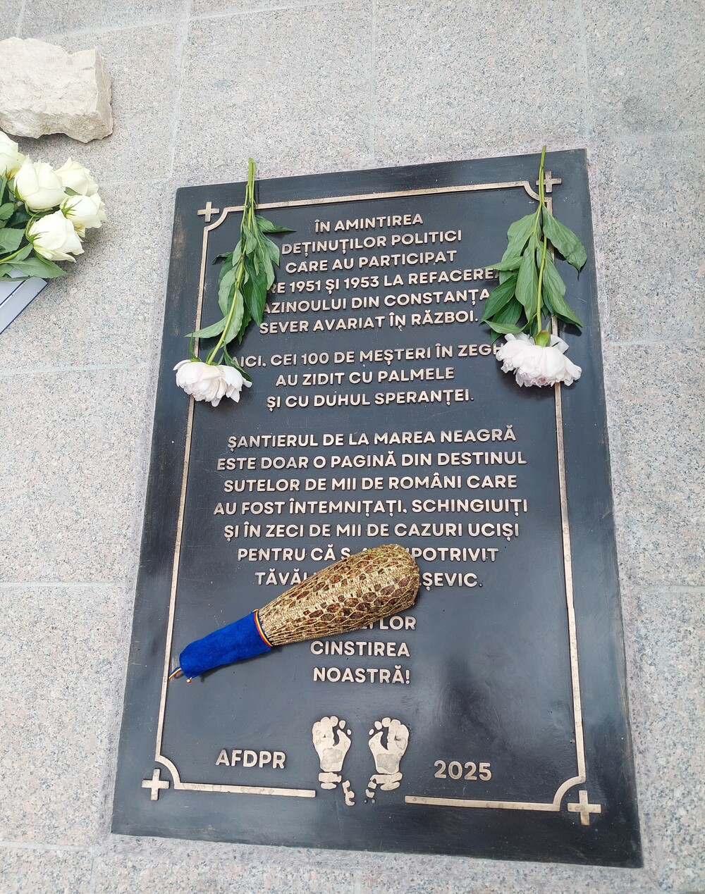 Pe faleza Cazinoului a fost dezvelită o placă memorială dedicată deținuților politici din anii '50 care au lucrat la refacerea clădirii după război (Mărturiile prezenței lor au fost descoperite la restaurarea Cazinoului și vor fi expuse la inagurarea din 21 mai)