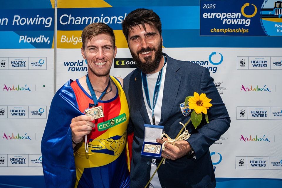 Mihai Chiruță, medaliat cu bronz la simplu, alături de team-managerul României, Cosmin Boguș