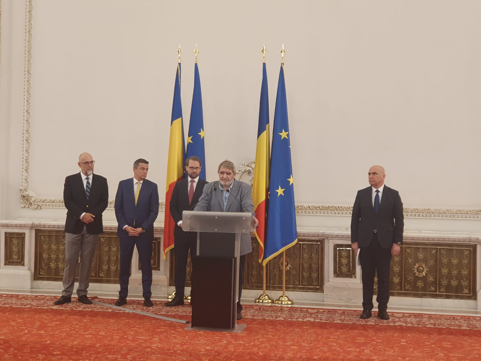 Liderul grupului minorităților naționale, Varujan Pambuccian, la semnarea acordului de guvernare PSD-PNL-USR-UDMR-Minorități, București, 23 iunie 2025.