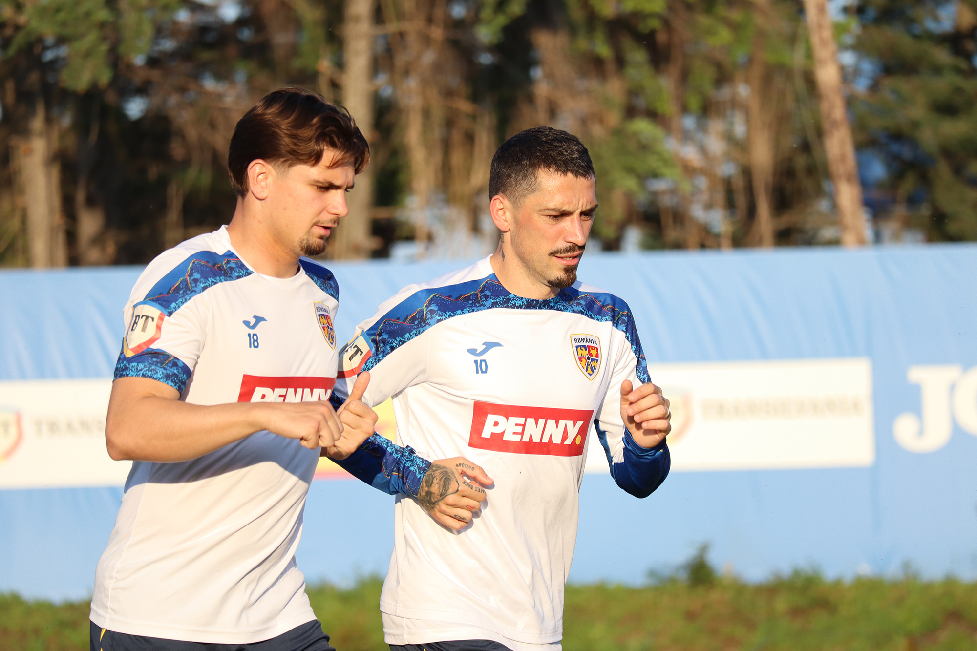 Răzvan Marin și Nicolae Stanciu alergând pentru un succes cu Cipru