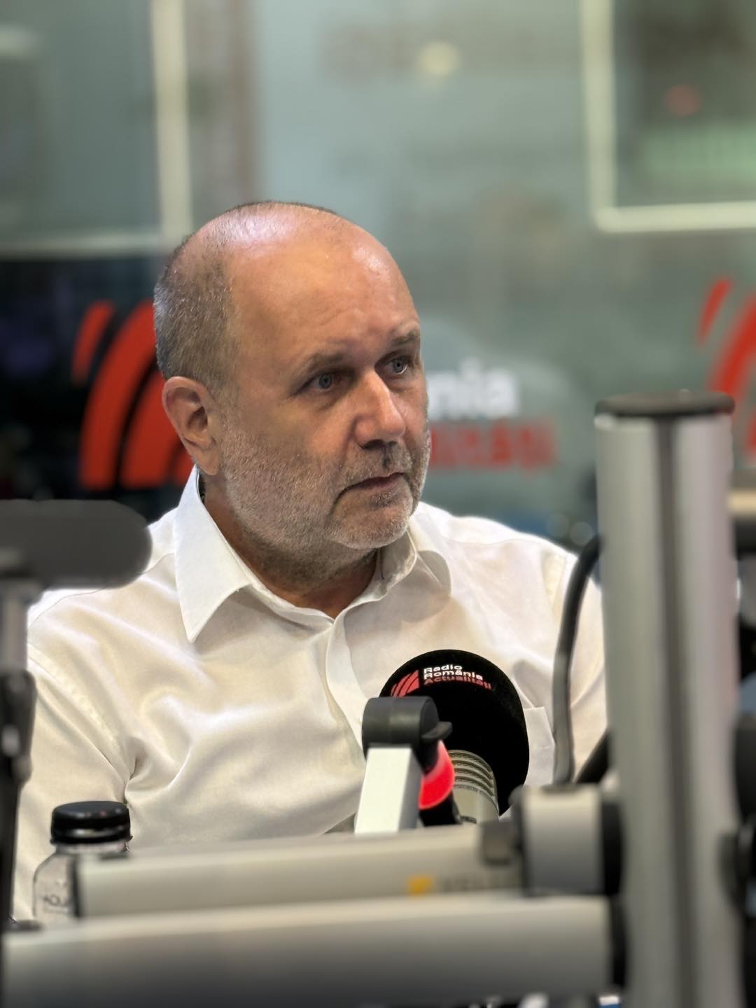 Prof.univ.dr. Radu Jecan, în studioul emisiunii Serviciul de noapte cu Maria Țoghină.