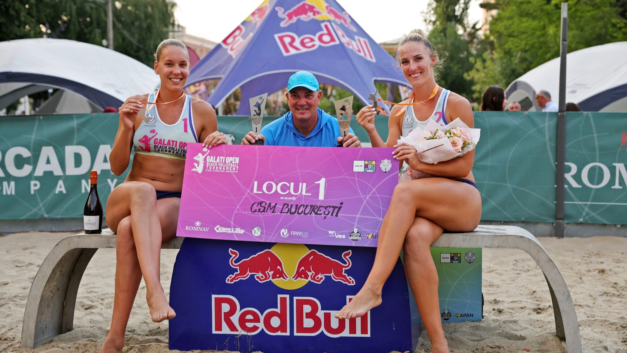 Francesca Alupei (stânga), Beata Vaida și antrenorul lor, Adrian Pricop, după succesul de la Galați, din această vară