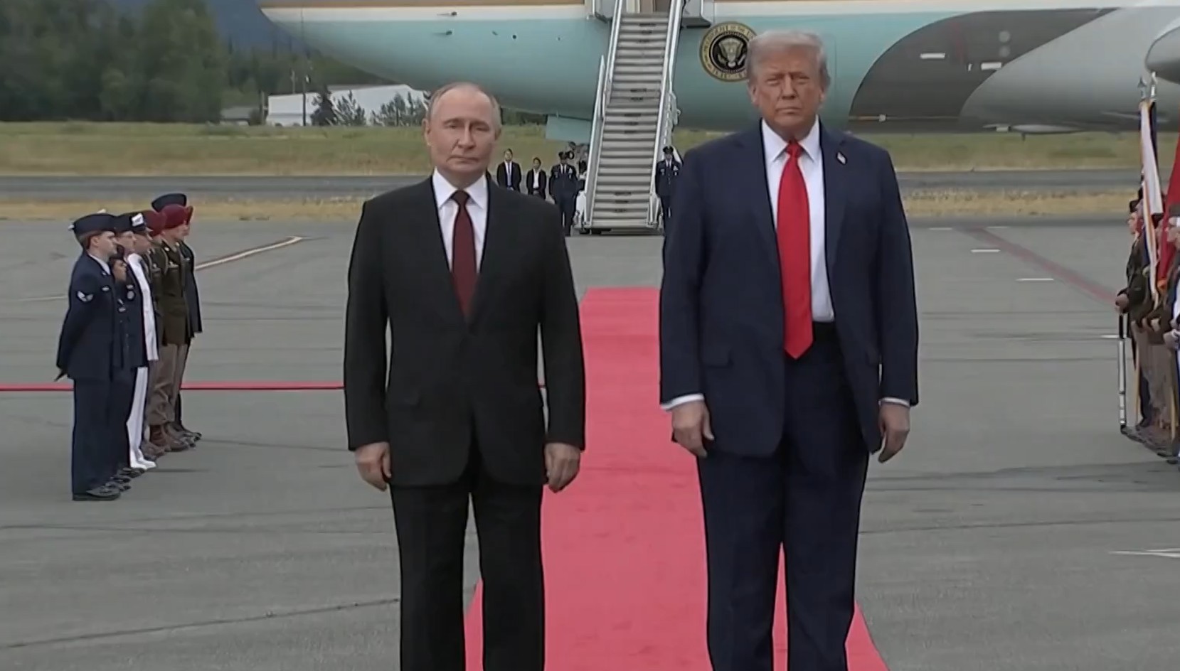 Președintele SUA, Donald Trump și cel al Rusiei, Vladimir Putin, la baza aeriană Elmendorf–Richardson, în Anchorage, Alaska