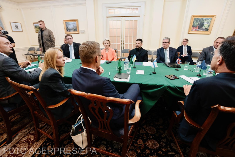 spate) Secretarul general al NATO, Mark Rutte (dreapta), președintele Finlandei, Alexander Stubb (centru), prim-ministrul Italiei, Giorgia Meloni (al doilea din stânga), (față) președinta Comisiei Europene, Ursula von der Leyen (a doua din stânga) și prim-ministrul Marii Britanii, Keir Starmer (dreapta), în timpul unei întâlniri cu președintele Ucrainei, Volodimir Zelenski (centru), la Ambasada Ucrainei din Washington, DC, SUA, 18 august 2025. Președintele SUA, Donald Trump, se întâlnește cu liderii europeni și cu președintele Zelenski pentru a discuta conflictul dintre Ucraina și Rusia.