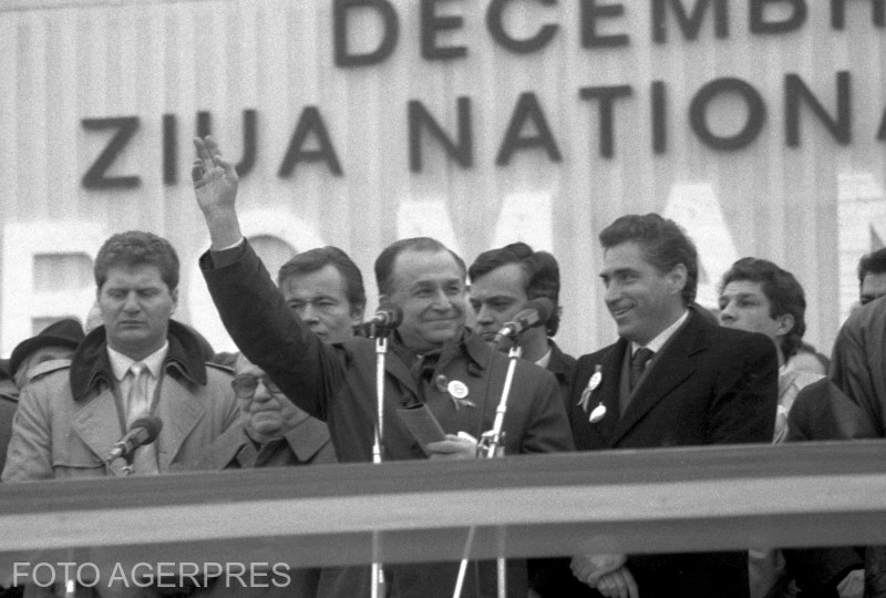 Marcarea pentru prima data a Zilei Nationale a Romaniei, la 1 Decembrie. In prim-plan: Ion Iliescu, presedintele Romaniei si Petre Roman, prim-ministru, Alba Iulia, 1 decembrie 1990.