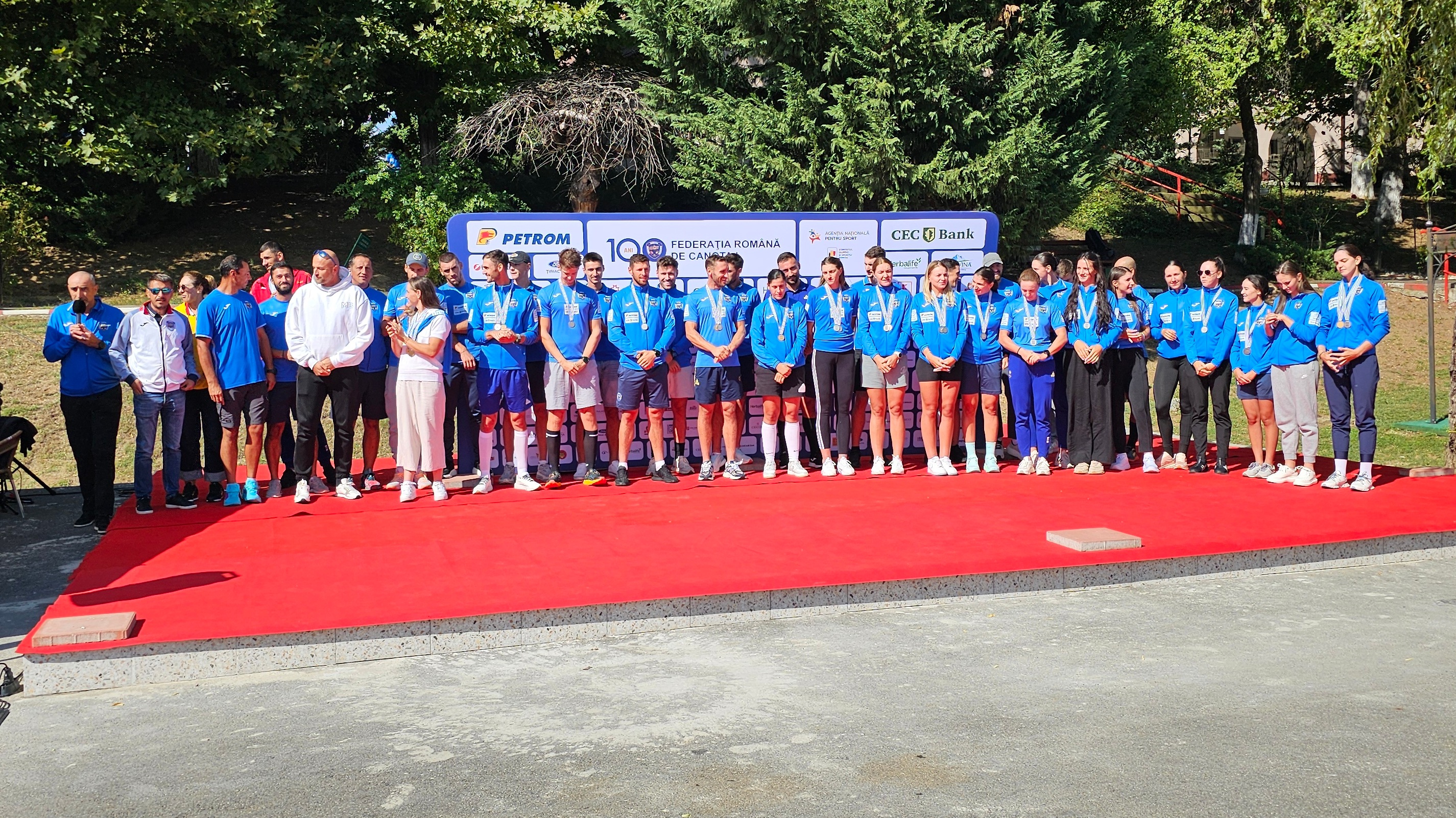 Lotul de canotaj a revenit din China