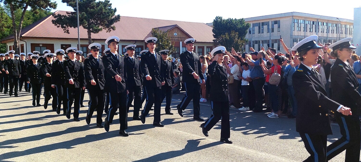 Peste 500 de elevi militari, alături de părinți, rude și prieteni, au participat la festivitatea de deschidere a noului an școlar la Colegiul Militar "Alexandru Ioan Cuza" din Constanța.
