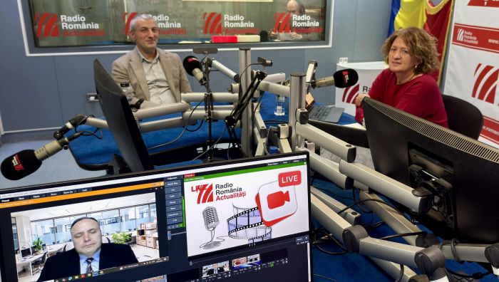 Gabriel Avăcăriței (în studio) și Dumitru Chisăliță (pe Zoom), la Serviciul de noapte cu Maria Țoghină.