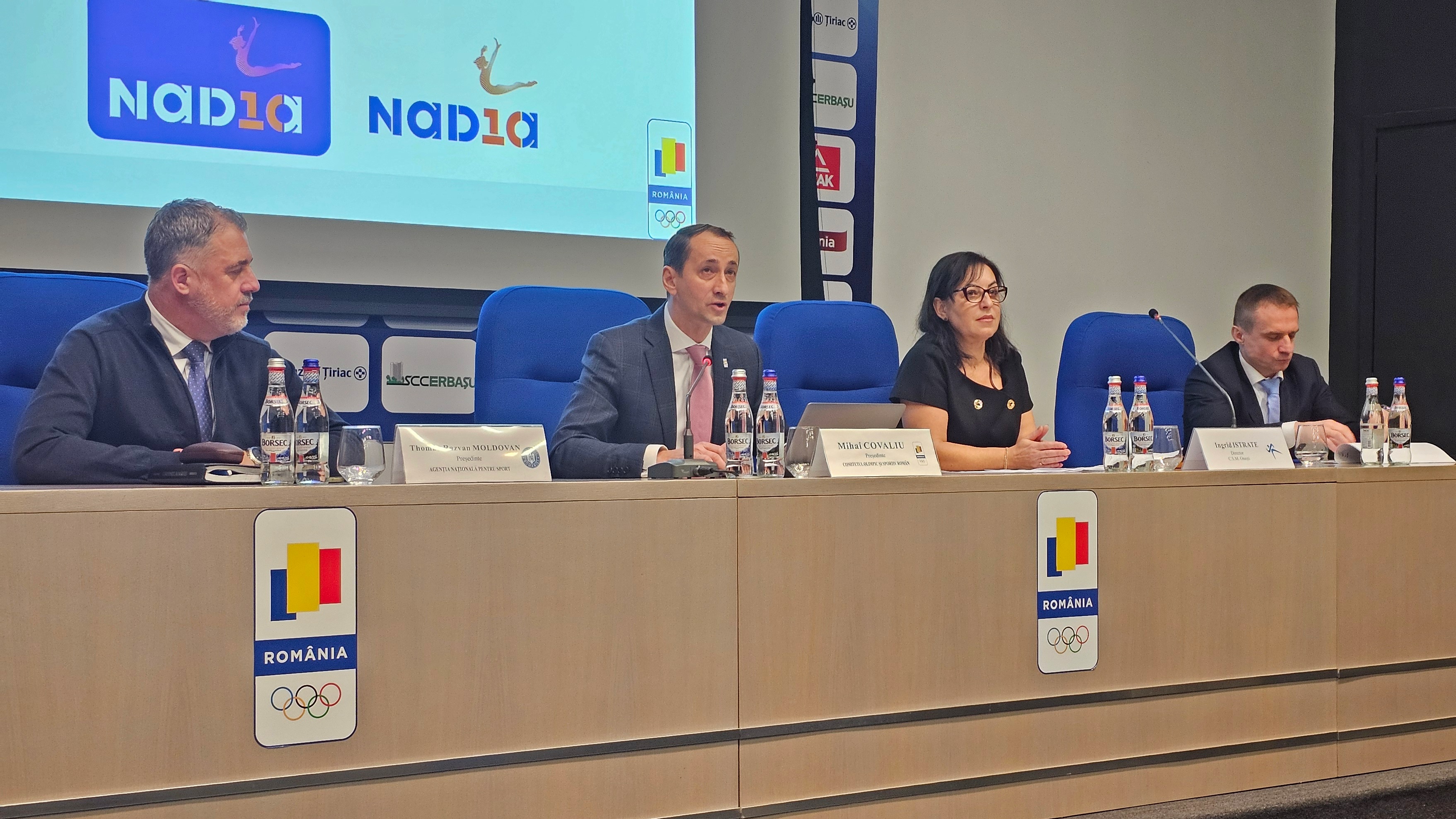 De la stânga la dreapta: Thomas Moldovan, președintele interimar al ANS, Mihai Covaliu, președintele COSR, Ingrid Istrate, directoarea CSM Onești, și Ioan Suciu, președintele F.R. de Gimnastică