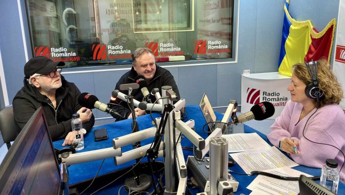 Ovidiu Lipan Țăndărică (stânga) și Radu Groza, în studioul emisiunii Serviciul de noapte cu Maria Țoghină.