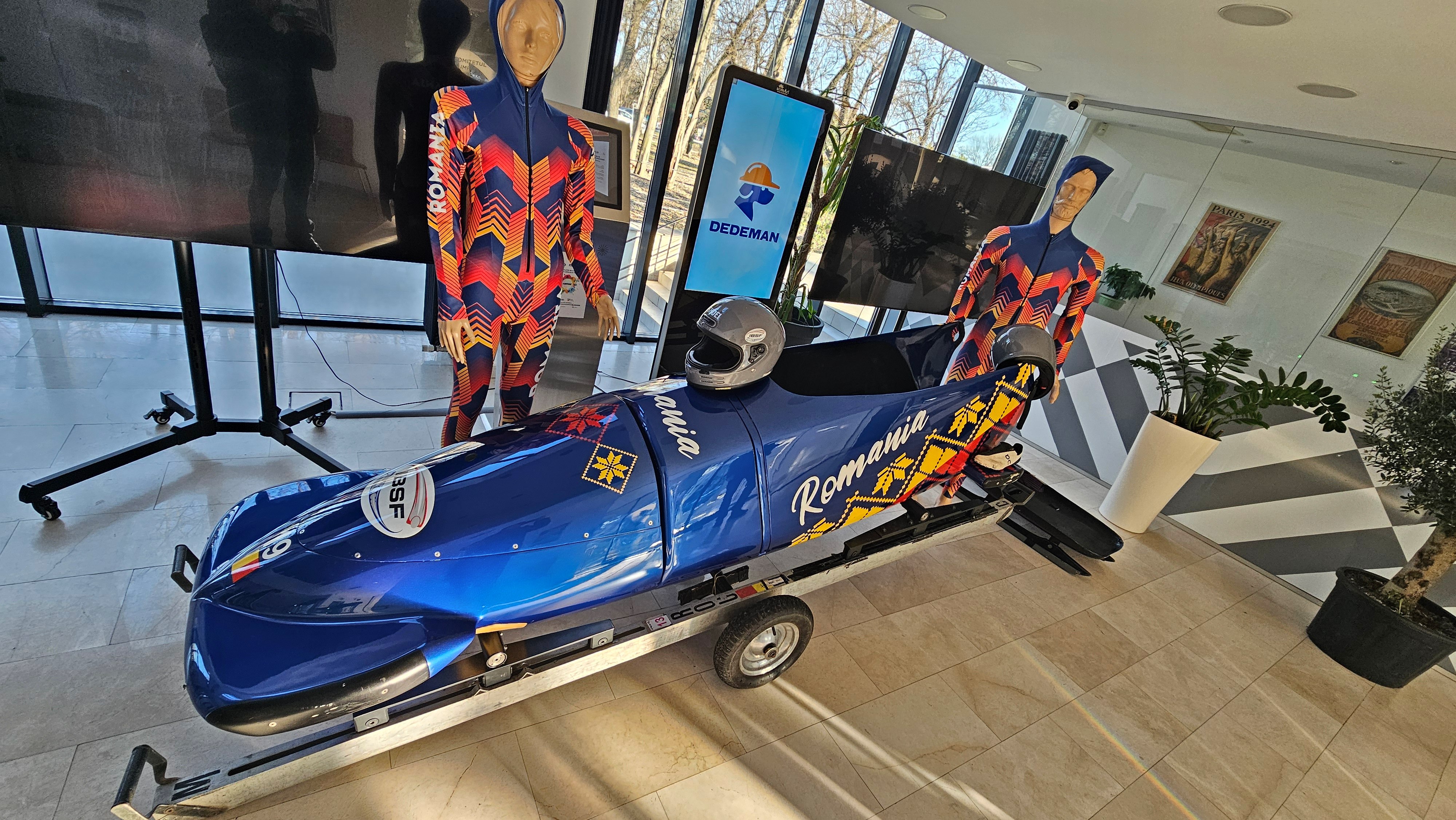 Monobobul expus în foaierul Casei Olimpice