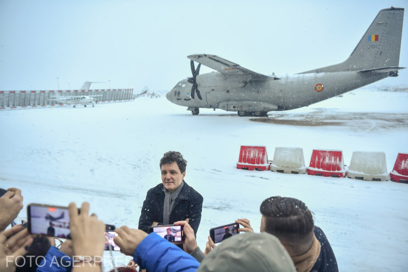 Nicusor Dan, presedintele Romaniei, discuta cu jurnalistii pe Aeroportul Paris 'Le Bourget', dupa participarea la reuniunea sefilor de stat si de guvern ai 'Coalitiei de Vointa' (Coalition of the Willing) de la Palatul Elysee; presedintele Nicusor Dan nu a putut reveni in tara, marti seara, din cauza conditiilor meteo nefavorabile din capitala Frantei.