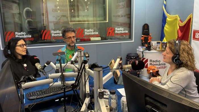 Iulia Andreea Drăguș, fondatoarea „Unde Merg”, ghid montan de drumeție, și Toma Bratu, în studioul Serviciului de noapte.