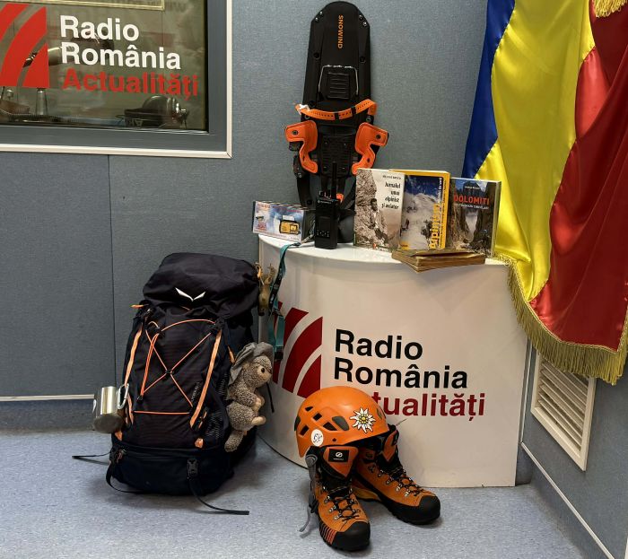 O parte din echipamentul de urcat pe munte, adus în studioul Serviciului de noapte cu Maria Țoghină.