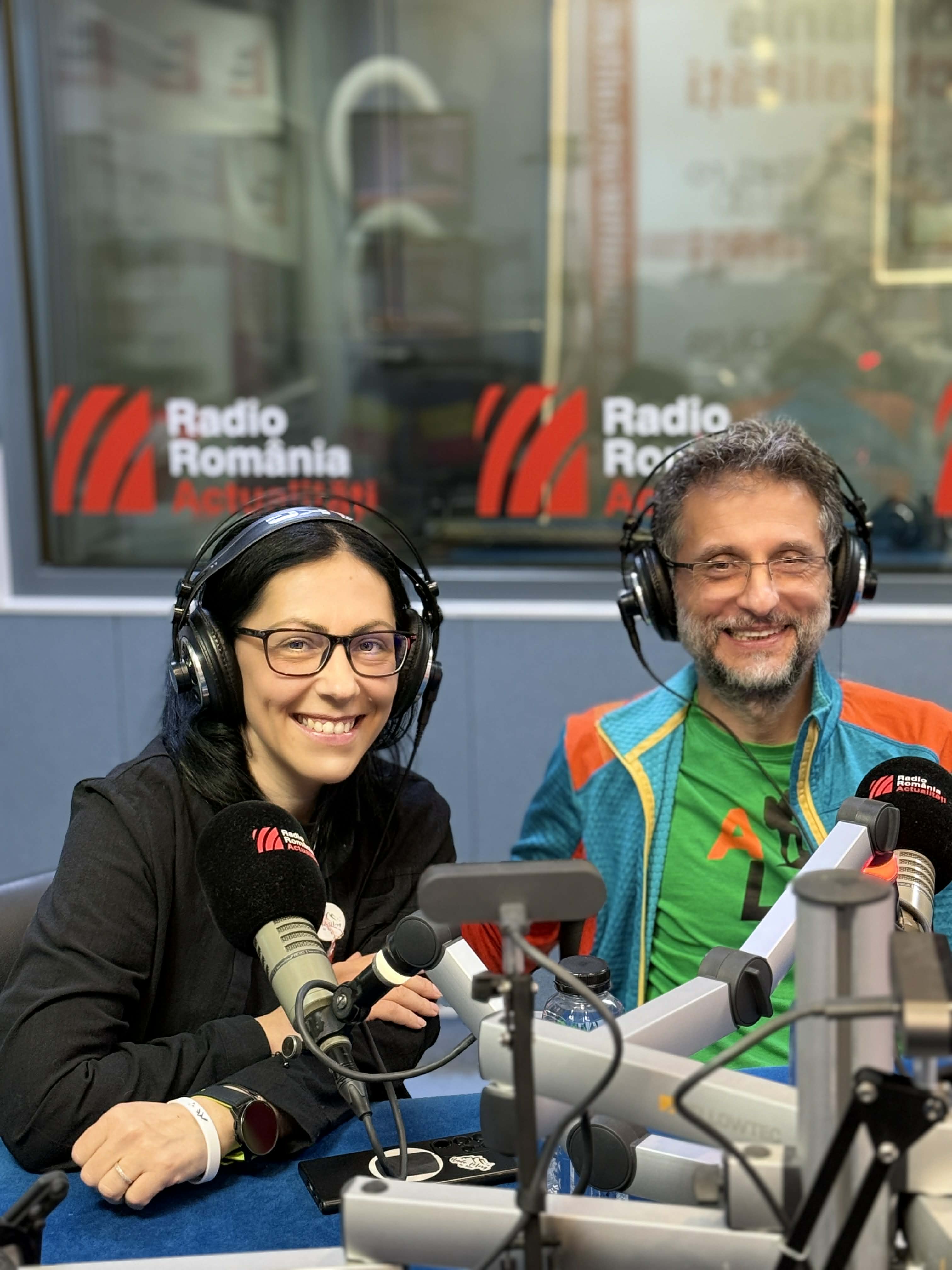 Iulia Andreea Drăguș, fondatoarea „Unde Merg”, ghid montan de drumeție, și Toma Bratu, în studioul Serviciului de noapte.